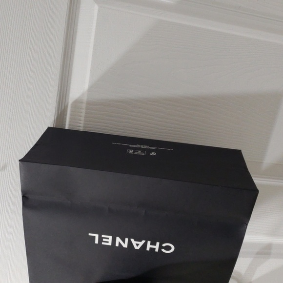 CHANEL Black & White Camellia Paper Gift Shopping Bag, Luxury Sized 11.75x9.5x5" - Picture 9 of 9